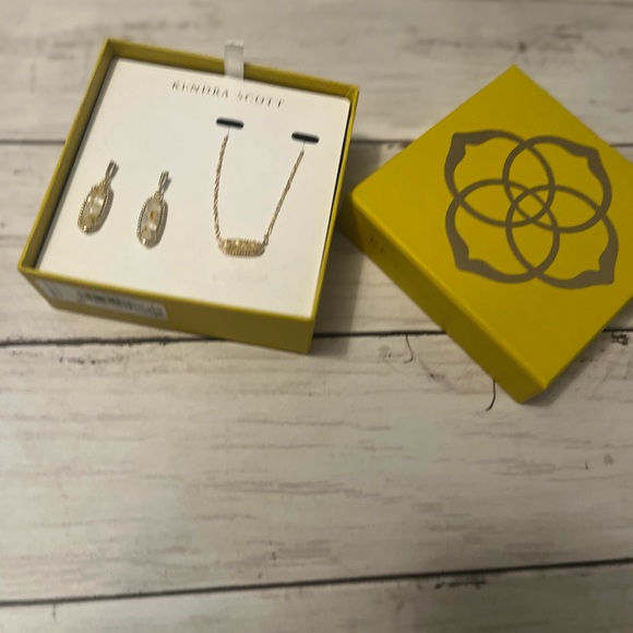 Kendra Scott Golden Earrings & necklace Set - Picture 2 of 8